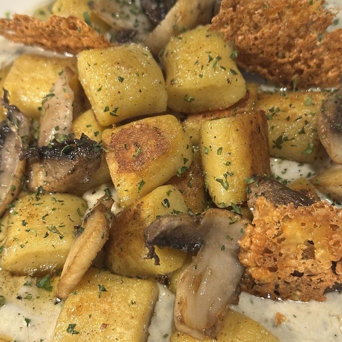 Tereyağında kızarmış gnocchi, mantar ve peynir sosu.