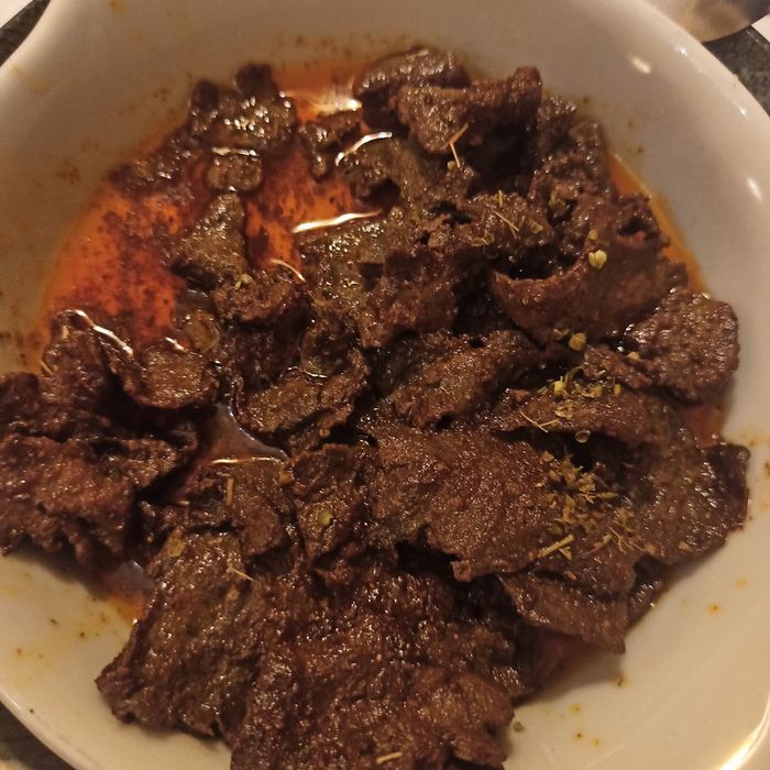 Beyaz kâsede ağır ateşte pişmiş et.