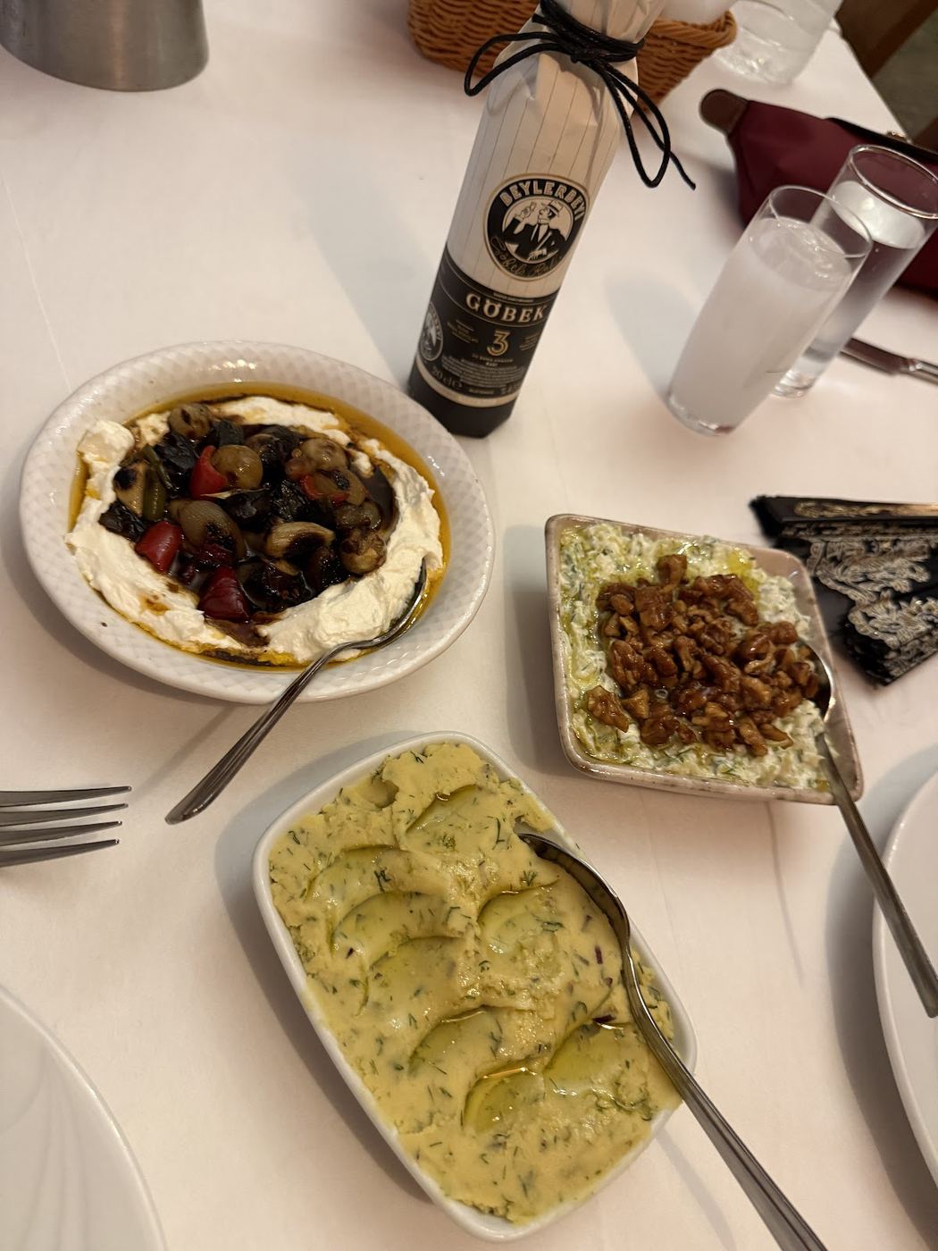 Haydari, zeytinyağlılar ve yanında bir şişe.