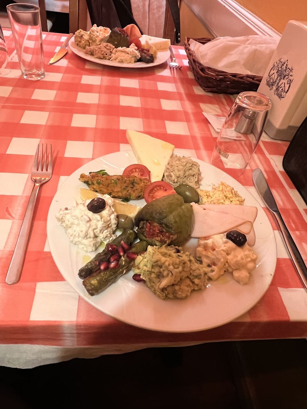 Tek tabakta toplanmış meze çeşitleri.
