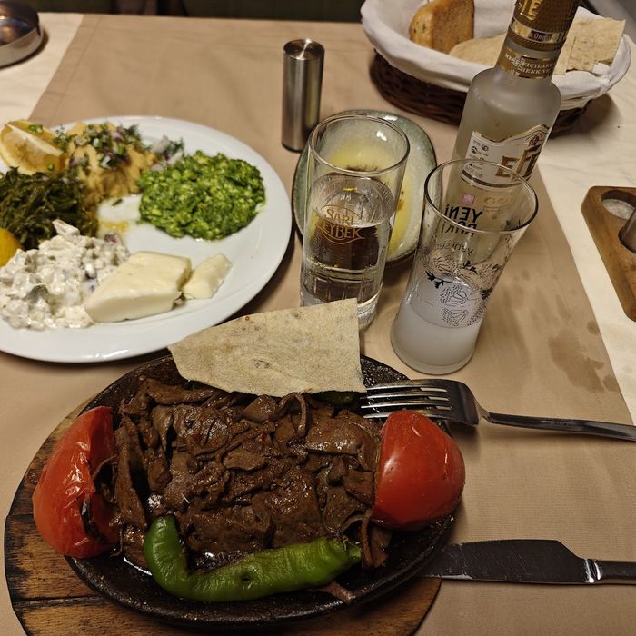 Rakı sofrası.