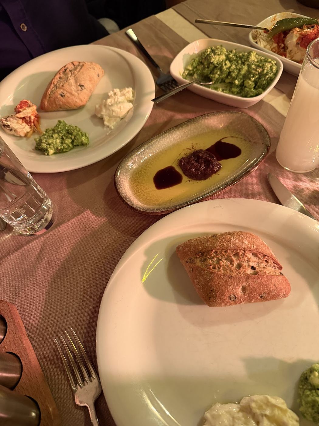 Masaya yayılmış meze tabakları.